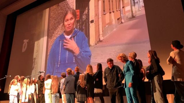 Светская премьера фильма "Мой папа - вождь!" в кинотеатре "Художественный" смотреть онлайн