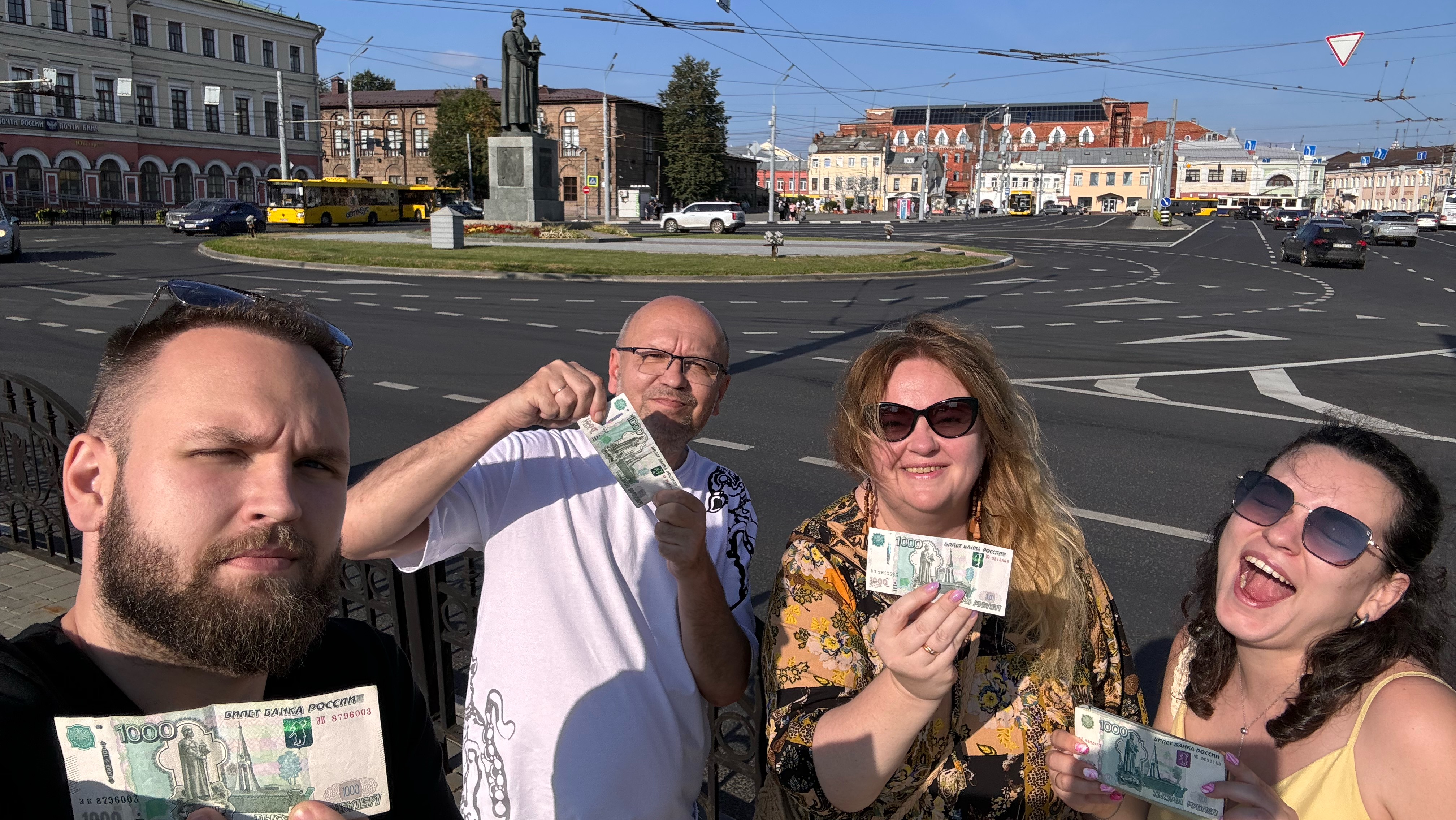 По Ярославлю на своих двоих. Знаменитое место для фото. Круиз по Волге на Маленьком принце.