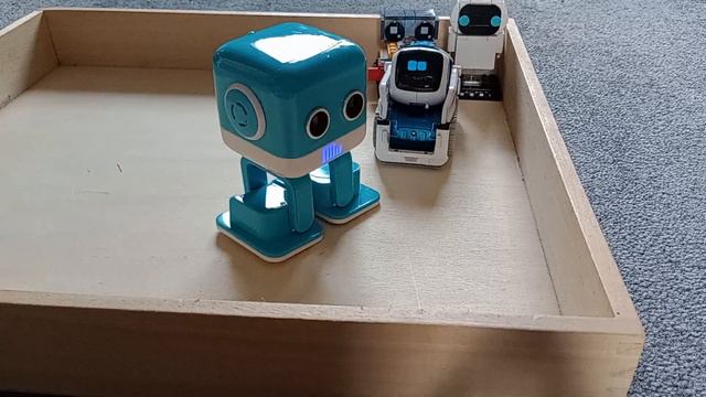 Anki Cozmo robot and Cubee (Emo's predecessor) have a play date. смотреть онлайн
