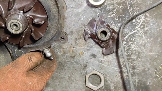 нужно разобрать помпу. вскрываем водяной насос газ 66 53 паз. поиск сьемника. снимать еще такое?