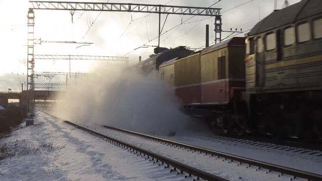 Тепловоз 2М62-1109 и пневмоочистительная машина ПОМ1М-099 смотреть онлайн