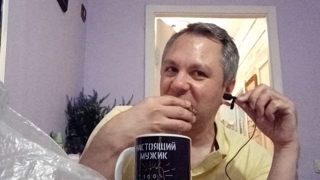 ASMR ИТИНГ. КУШАЮ ШОКОЛАДНУЮ БУЛОЧКУ И ПЬЮ ЧАЙ