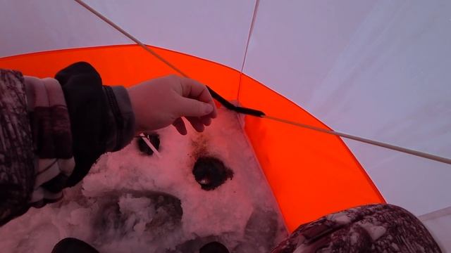 Я ТАКИХ НЕ ЛОВИЛ! Рыбалка 2020 на мормышку в палатке смотреть онлайн