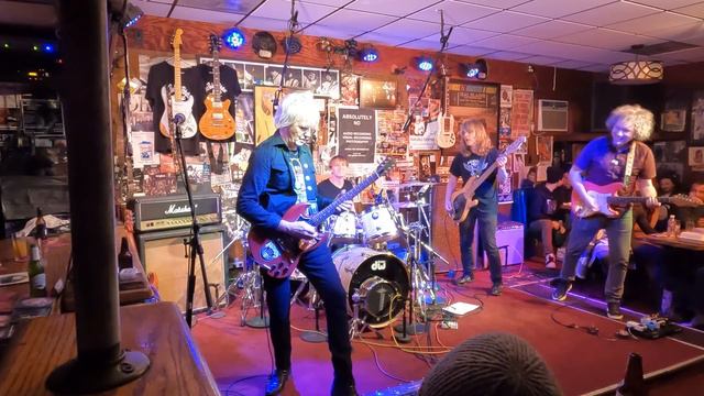 'Tongs & Thongs' By Cosmosquad смотреть онлайн