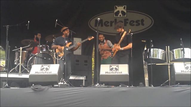 Victor Wooten w/ Jonathan Scales Fourchestra playing "Pan Grass" at MerleFest смотреть онлайн