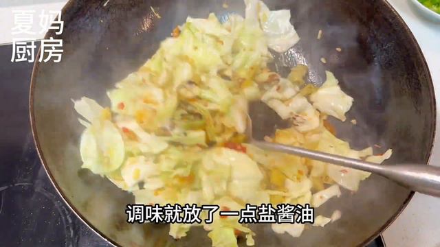 今日晚餐焖了半只盐焗鸡，酸包菜炒粉条，青椒油渣全都是我爱吃的 смотреть онлайн