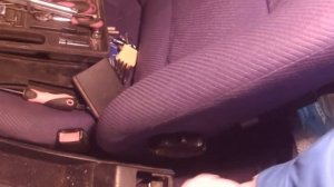 Снимаем пластик ручника Ауди 80