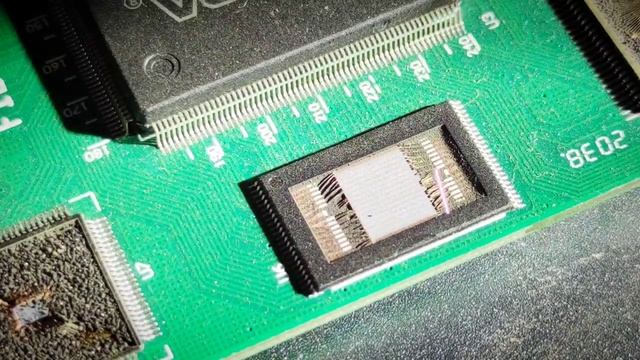Лазерная гравировка микросхем - Вскрываем ЧИПЫ И процессоры! смотреть онлайн