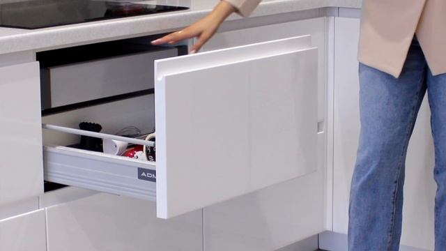 КУХНЯ В СТУДИЮ ЗА 720 000 | ПОД КЛЮЧ | ЭЛЬБА- НОВА | ЭМАЛЬ vs ШПОН | ОБЗОР КУХНИ АДМ смотреть онлайн