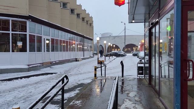 Погода в Москве 17.11.2022. А СНЕГ ИДЕТ, А СНЕГ ИДЕТ, СУГРОБЫ СКОРО НАМЕТЕТ смотреть онлайн