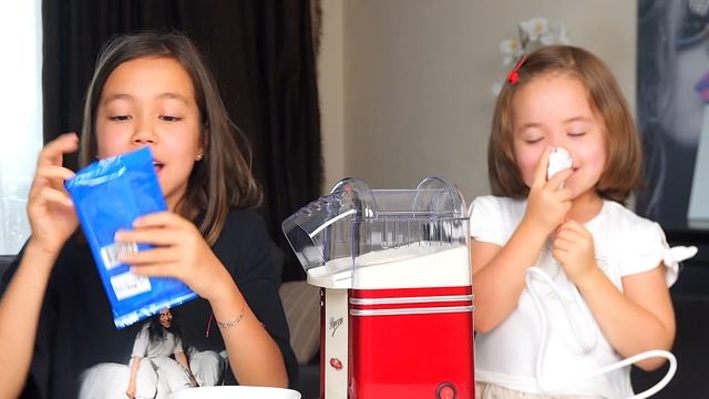 ВЕСЬ ДЕНЬ ЕДИМ ПО ВАШИМ ЭМОДЖИ! Новый Челлендж/Видео Анютка-малютка смотреть онлайн