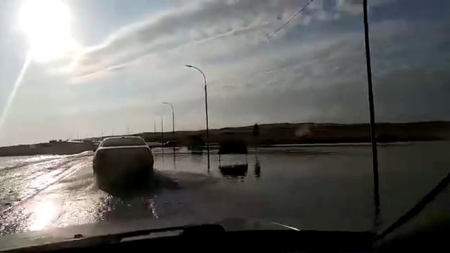 Это дорога на Красный Яр. Вода из реки льется уже через трассу смотреть онлайн