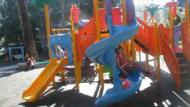 Прогулка по Кумлудже(2часть). Детские парки.Kumluca, çocuk parkları. Children's parks. смотреть онлайн