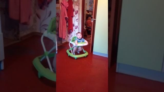 Учимся в ходунках ходить вперёд смотреть онлайн