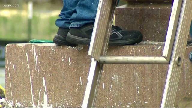 Volunteers clean vandalized Confederate statue in Rowan County смотреть онлайн