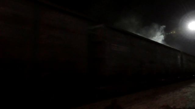 ВЛ8М-529 с грузовым поездом следует по станции смотреть онлайн