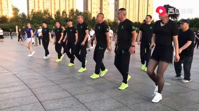 广场鬼步舞《回头看看我》歌好听舞好看，想学跳就跟着练 смотреть онлайн