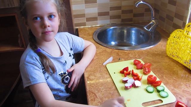 ПИКНИК С КУКЛАМИ.КУКЛЫ БРАТЦ.ДРАКУЛАУРА ХОЧЕТ СЛАДКОГО. смотреть онлайн