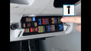 Замена предохранителя №40 стеклоочистителя заднего стекла в Шкода Фабия.