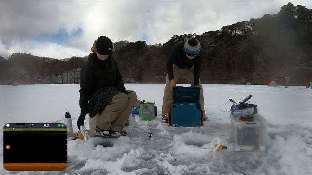 A couple wants to drill a hole in the ice and catch a tasty fish under it (subtitle). смотреть онлайн