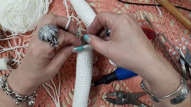 МК Зайка №2.Вставляем диски и шплинты в ручки и ножки. смотреть онлайн