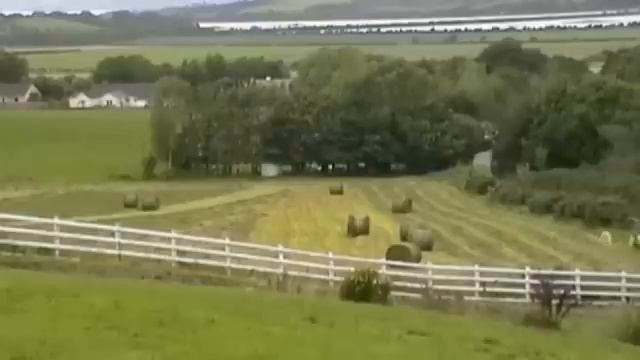 Как заготавливают сено в Ирландии))) смотреть онлайн