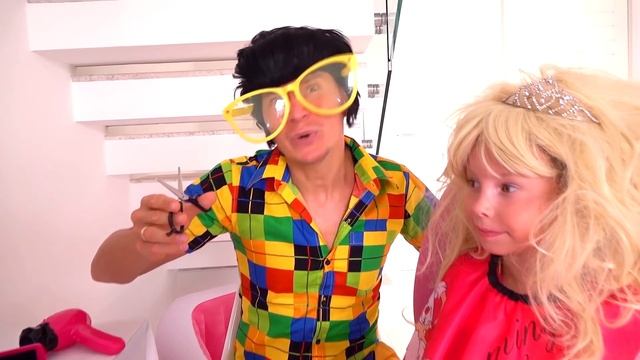 Alice Plays in the kids hair salon! And wants to be a Princess смотреть онлайн