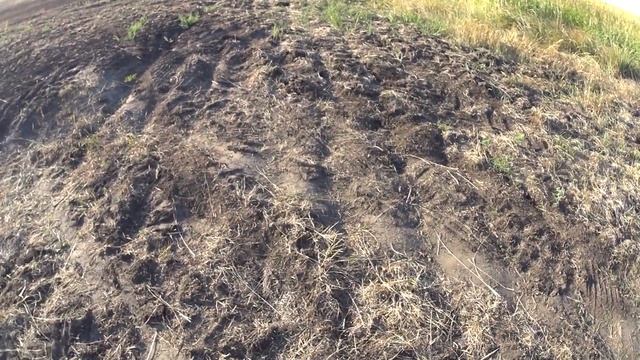 МЕТАЛЛОКОП Часть 2 – ПОИСК С МЕТАЛЛОИСКАТЕЛЕМ | ДЕНЬ ТРАКТОРНЫХ ТРАКОВ – КОПАЕМ МЕТАЛЛ | смотреть онлайн