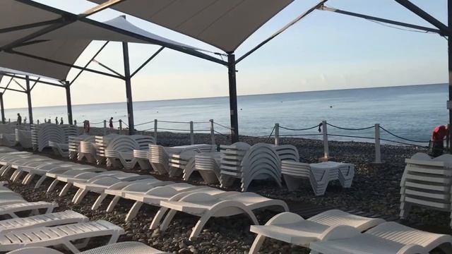 СОЧИ. 21.09.2020. Пляж Бридж. ОБЗОР. ШИКАРНОЕ МОРЕ. НАБЕРЕЖНАЯ. Цены на шезлонги смотреть онлайн