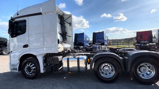Mercedes Benz New Actros 2651 Tração 6x4 ano 2022/22 Branco смотреть онлайн