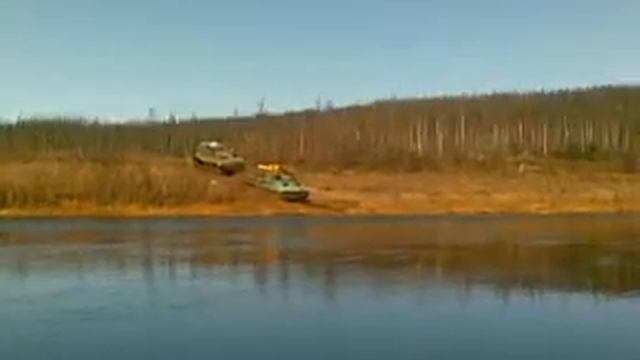 Вездеход МТЛБ форсирует р Тахомо в брод смотреть онлайн