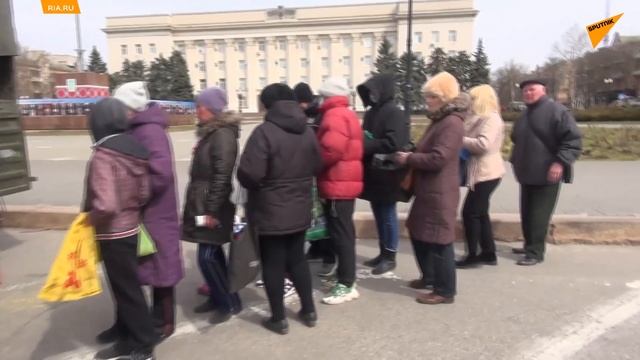 Cư Dân Thành Phố Kherson Nhận Viện Trợ Nhân đạo Từ Quân Nhân Nga