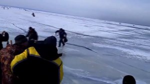 Рыбаки бегут со льда