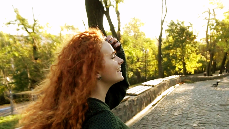 На аллее в парке. смотреть онлайн