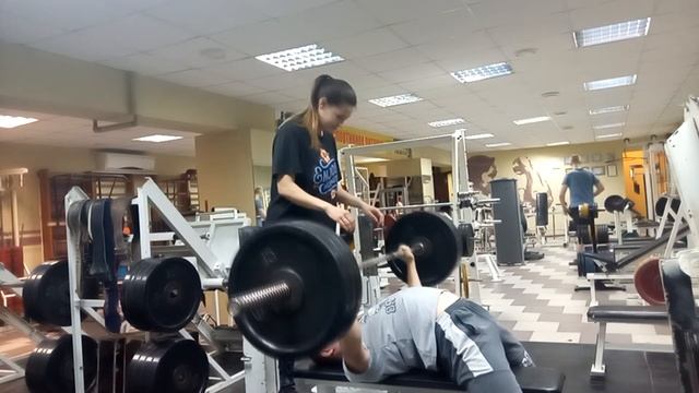 ТРЕНИРОВКА ЖИМА ЛЁЖА _ POWERLIFTING В 18 ЛЕТ смотреть онлайн
