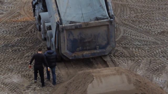Проверяют песок после выгрузки Самосвала Ивеко. смотреть онлайн