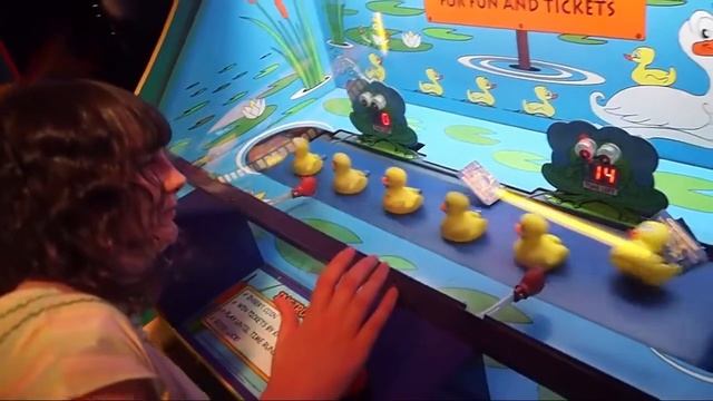 Bronwyn Plays Wacky Ducks Arcade Game Kids Ticket Machine смотреть онлайн