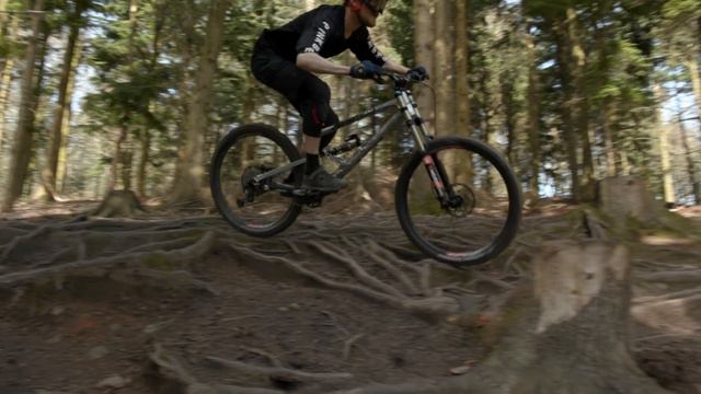 Mullet vs 29er With The Same Geometry - Which Is Faster? смотреть онлайн