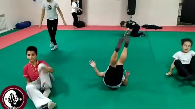 Учимся падать и кувыркаться. Детские тренировки по ушу в "Духе Самурая" смотреть онлайн