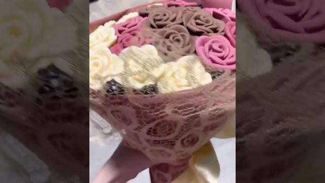 ШИКАРНЫЙ БУКЕТ К ВЫХОДНЫМ.БУКЕТ СВОИМИ РУКАМИ.БУКЕТ ИЗ ШОКОЛАДА.ШОКОЛАДНЫЕ РОЗЫ. смотреть онлайн