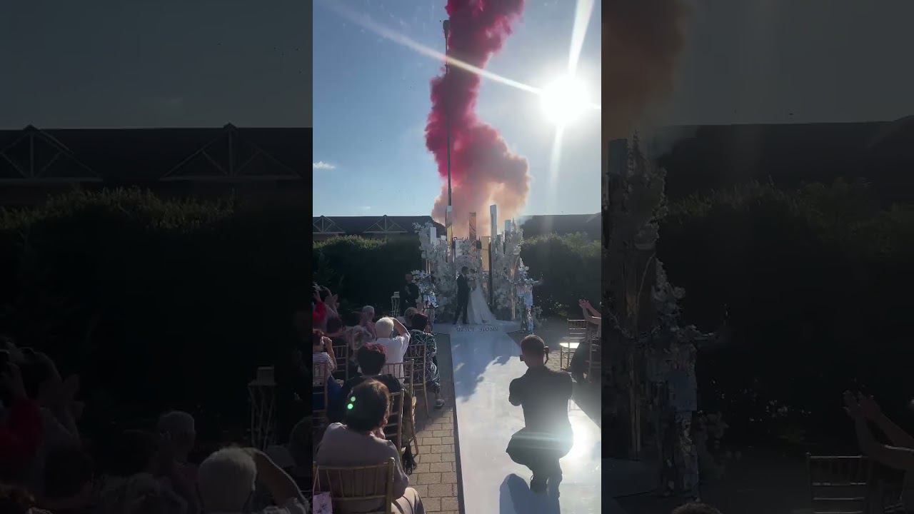 Дневной фейерверк на выездную регистрацию из розового дыма , три выстрела по 36 залпов каждый . смотреть онлайн