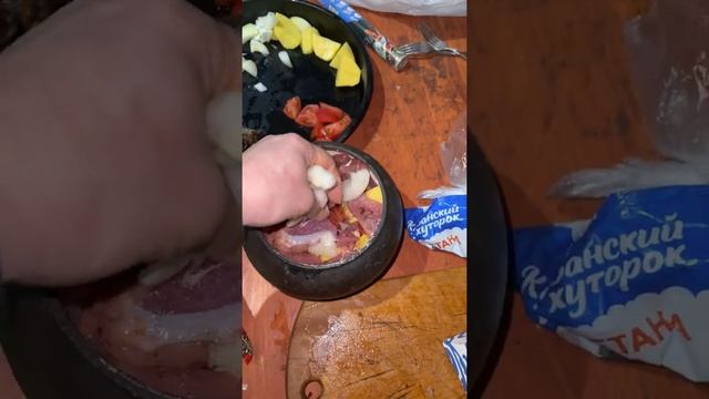 Жаркое и утёнок в дровяной печи в чугунке??? смотреть онлайн