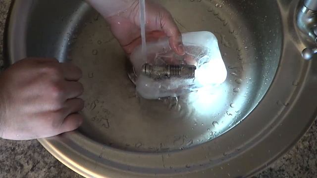 Фонарик в куске льда. Flashlight in a piece of ice. смотреть онлайн