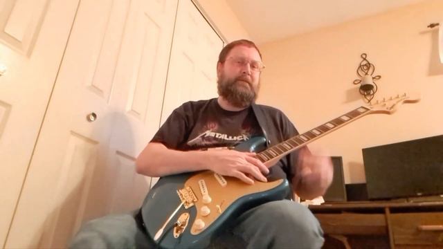 Squier 40th Anniversary Gold Edition Stratocaster Unboxing and First Impressions смотреть онлайн