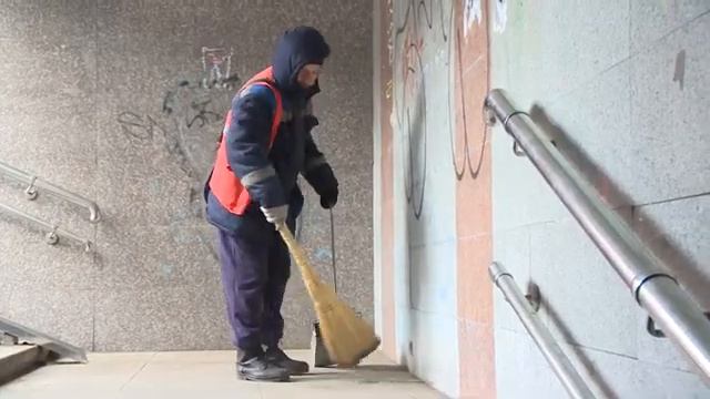 Подземные переходы Владивостока очищают от рекламы и граффити смотреть онлайн