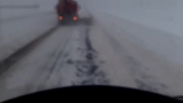 Очистка и посыпка дороги двумя плугами в две машины. смотреть онлайн