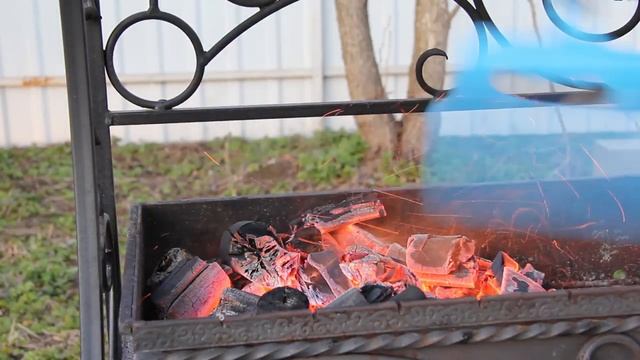 Шашлык из карбоната с салом на мангале/Shish kebab from carbonate with lard on the grill смотреть онлайн