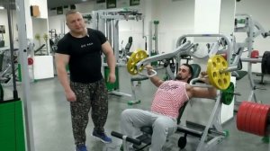 Жим в тренажёре для верхней части грудных. Хаммер. Грамотный подход