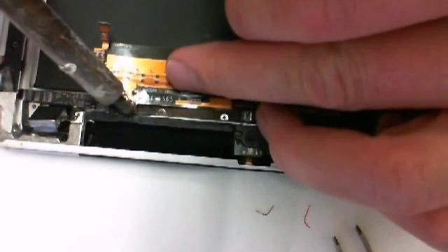 How to bridge over a torn iPad 3 Antenna Cable смотреть онлайн