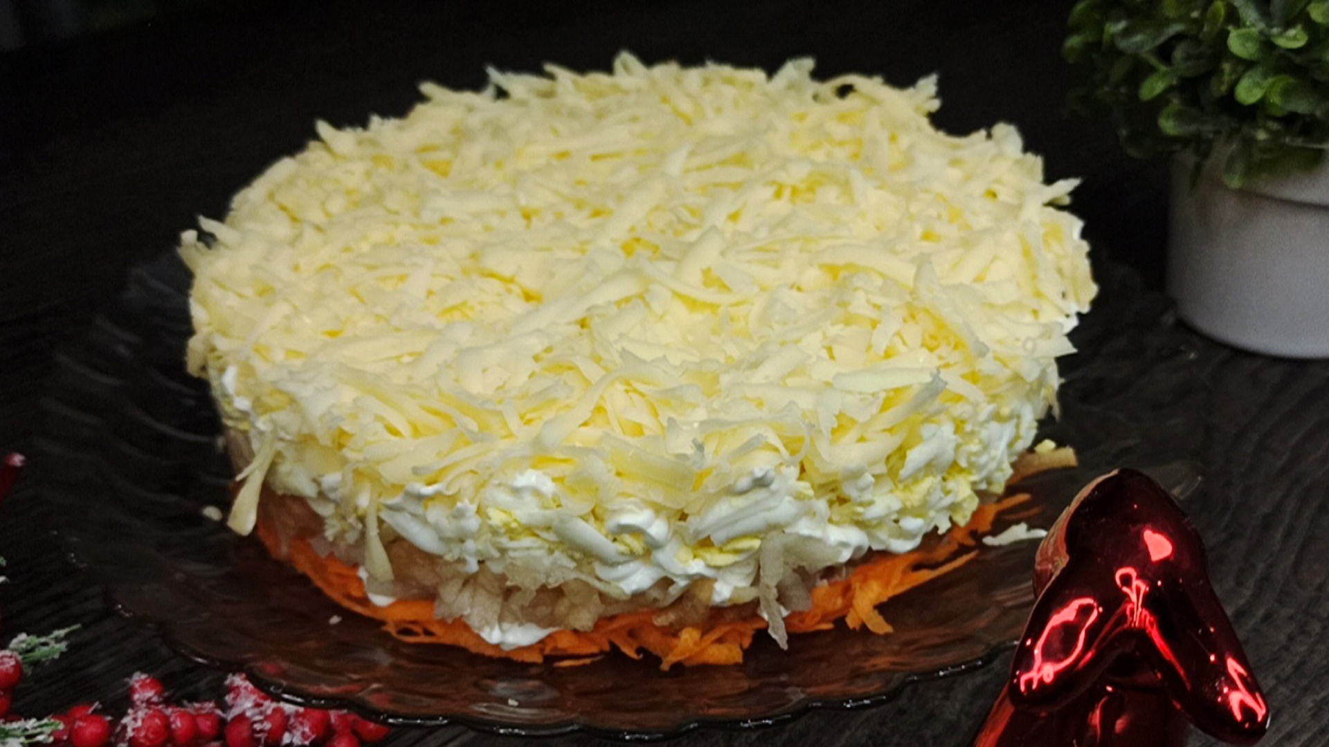 Этот салат как раз в сезон. Он будет сиять как солнце. Изюминка стола